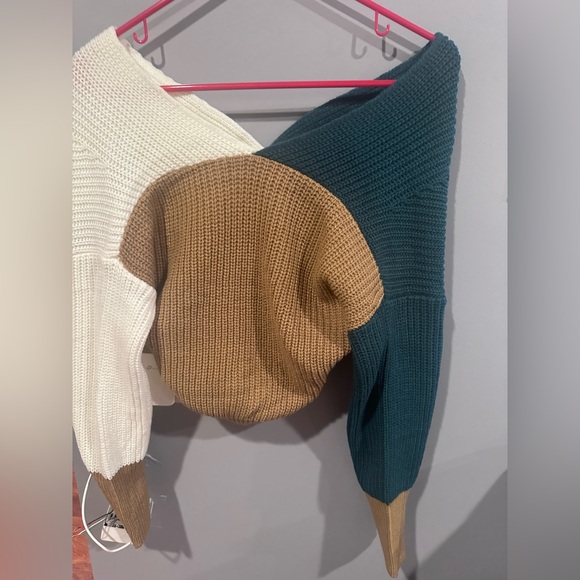 Cropped Twist Knot Color Block Sweater - Picture 2 of 2